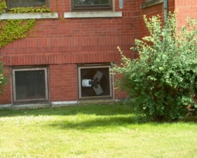 An old service fan was right next to the former entrance.