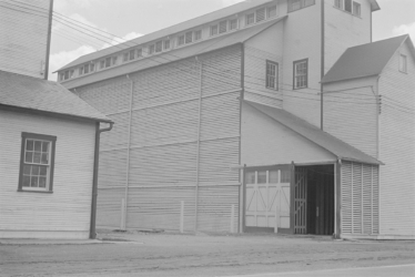 A closer photo of one of Hartman's elevator buildings in 1938.