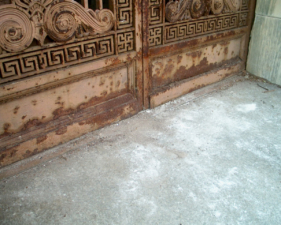 The gates were very rusted. Some rust had even tarnished the stone.