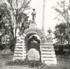 The newer, more permanent arch was erected in 1902.