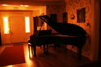 The foyer's piano didn't play on its own the night we were there.