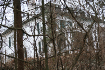 Approaching the mansion from the ravine in January 2007.