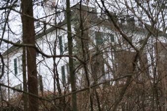 Approaching the mansion from the ravine in January 2007.