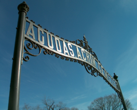 The iron sign above the gate to Old Agudas Achim Cemetery.