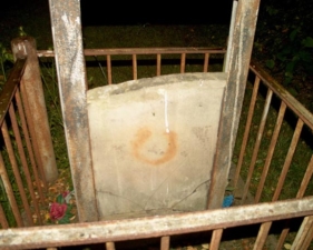 And here it is, the horseshoe on the back of the tombstone.