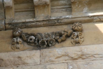 This pattern repeated frequently along the roofline.