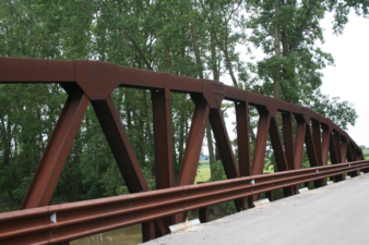 The over-truss structure of the bridge.